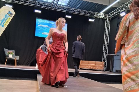 Eine Schülerin des ZfG präsentiert ein Ballkleid aus der Secontique. Foto: Ute Seibt