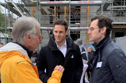 Richtfest auf dem Leplat-Areal in Neu-Ulm. Die Kooperationspartner von links nach rechts: Dr. Wilfried Clauß (Vorstand Donau-Energie), Constantin Zieher (Geschäftsführer FIDES) und Fabian König (Geschäftsführer Bayernheim). Foto: Pitt Hartung