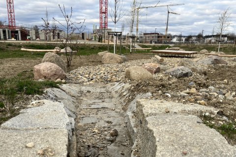 Im Neubaugebiet „Wohnen am Illerpark“ wird Regenwasser über eine Rinne auf einen tiefer liegenden Spielplatz geleitet, der als Rückhaltebecken dient. Foto: Isabella Hafner