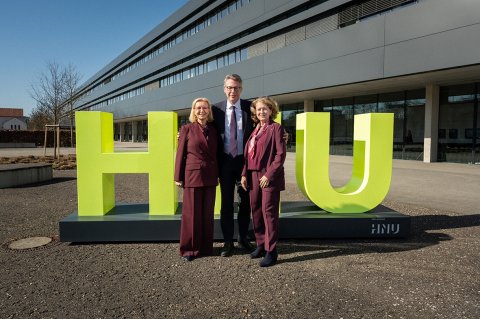 Prof. Dr. Julia Kormann (links) und Prof. Dr. Uta M. Feser mit Markus Blume, Bayerischer Staatsminister für Wissenschaft und Kunst. Foto: HNU