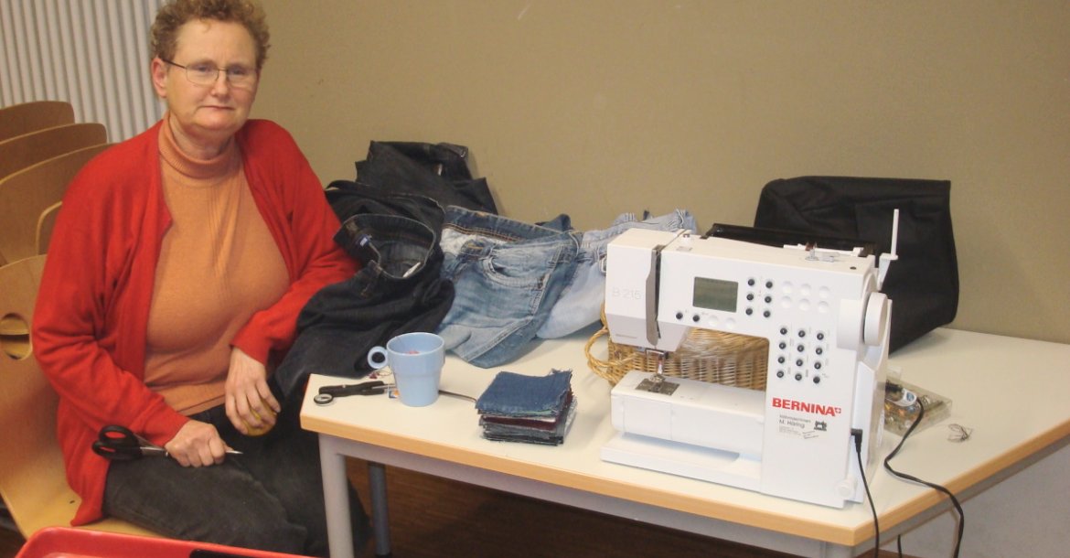 Monika Paul mit ihrer Nähmaschine im Reparaturcafe  (Bild: T. Dombeck)