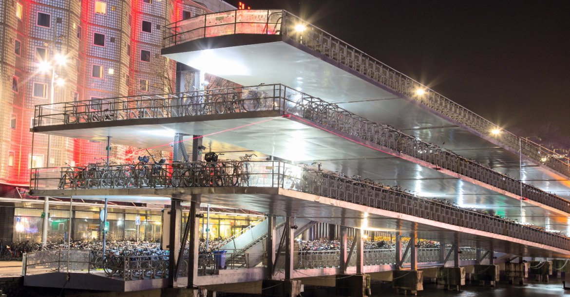 Fahrradparkhaus am Hauptbahnhof in Amsterdam. In den Niederlanden investieren Städte im Schnitt 30 Euro pro Einwohner*in und Jahr in den Radverkehr und konnten damit einen Radverkehrsanteil zum Beispiel von 38% in Amsterdam oder 50% in Groningen erreichen.