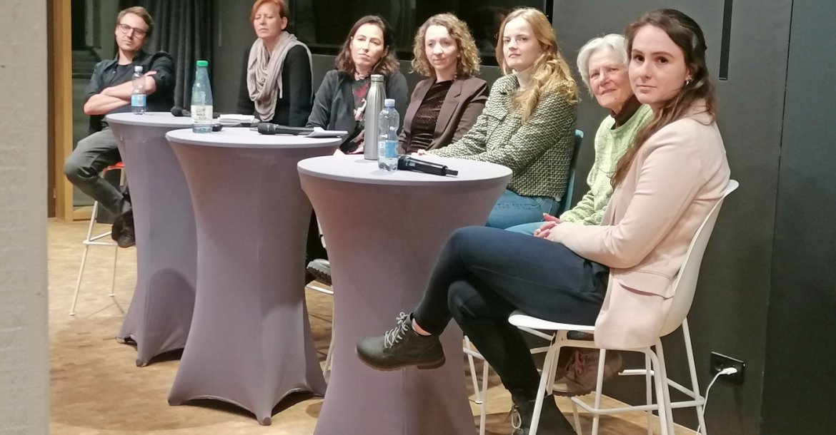 Die Podiumsdiskussion beim Agenda-Forum zum Thema Gemeinschaftliche Wohn- projekte. V.l.n.r.: Johannes Messmer, Carola Christ, Isabella Hafner, Verena Jäger, Rabea Seuferlein, Uta Wittich, Veronika Polte. Foto: Petra Schmitz