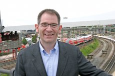 Dr. Oliver Dümmler vor dem Ulmer Hauptbahnhof (Foto: Regio-S-Bahn Donau-Iller e.V.)