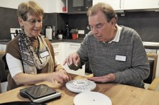 Spaß am Ausprobieren. Doris und Karl-Heinz Knoll testen einen elektronischen Tablettenspender.  Foto: Stefan Loeffler 
