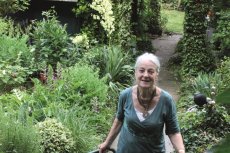 Annette Mennignhaus in ihrem idyllischen Garten. Foto: Isabella Hafner