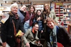 Das Team der Fashion Revolution Ulm/Neu-Ulm 2025 auf Future Fashion Tour im  Weltladen. Foto: Ulmer Weltladen