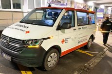 Der Kältebus des Deutschen Roten Kreuzes steht von November bis März jeden  Abend für ein Stunde am Ulmer Hauptbahnhof. Foto: Stefan Loeffler