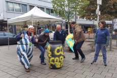 Zum Auftakt von Klix³ in Ulm war das Team des Forschungsprojekts im Rahmen  seiner „Deutschlandtickettour“ vor Ort und boxte gemeinsam mit Engagierten  eine Tonne CO2 weg – mit Kraft durch den KliX³-Zaubertrank .  V.l.n.r.: „Klimaklix“ Michael Bilharz, Petra Schmitz, Martin Denoix, Michael Joukov,  Ursula Harlfinger. Foto: Klix³