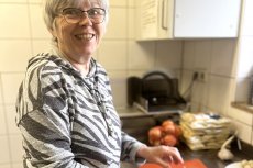 Elvira Vöhringer kocht seit 2008 im Kochteam. Foto: Isabella Hafner