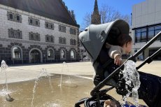 Der Kornhausplatz bietet mit der Wasserfontäne ein Gefühl von Kühle. Foto: Isabella Hafner