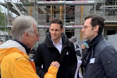 Richtfest auf dem Leplat-Areal in Neu-Ulm. Die Kooperationspartner von links nach rechts: Dr. Wilfried Clauß (Vorstand Donau-Energie), Constantin Zieher (Geschäftsführer FIDES) und Fabian König (Geschäftsführer Bayernheim). Foto: Pitt Hartung