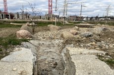 Im Neubaugebiet „Wohnen am Illerpark“ wird Regenwasser über eine Rinne auf einen tiefer liegenden Spielplatz geleitet, der als Rückhaltebecken dient. Foto: Isabella Hafner