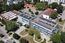 Die Anlage auf der Erich-Kästner-Schule in Neu-Ulm ging im August 2025 in Betrieb und liefert ca. 90.000 kWh Strom pro Jahr. Foto: Michael Osswald