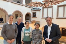 Das Foto zeigt v.l.n.r.: Jochen Klein (Reviermeister Stadtmitte), Christian Giers (Abteilungsleiter Grünflächen), Simone Schmid (Reviermeisterin Stadtmitte), Gudrun Gaber, Oberbürgermeister Martin Ansbacher. Foto: Stadt Ulm