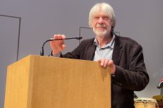 Lothar Heusohn blickte im Stadthaus auf 15 Jahren Freiwilligenagentur Ulm zurück. Foto: Stefan Loeffler